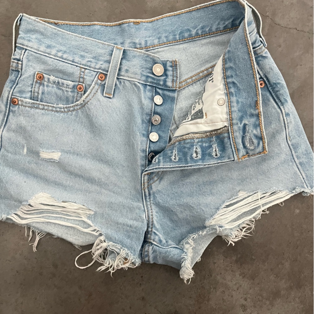 Levi shorts - Picture 2 of 4